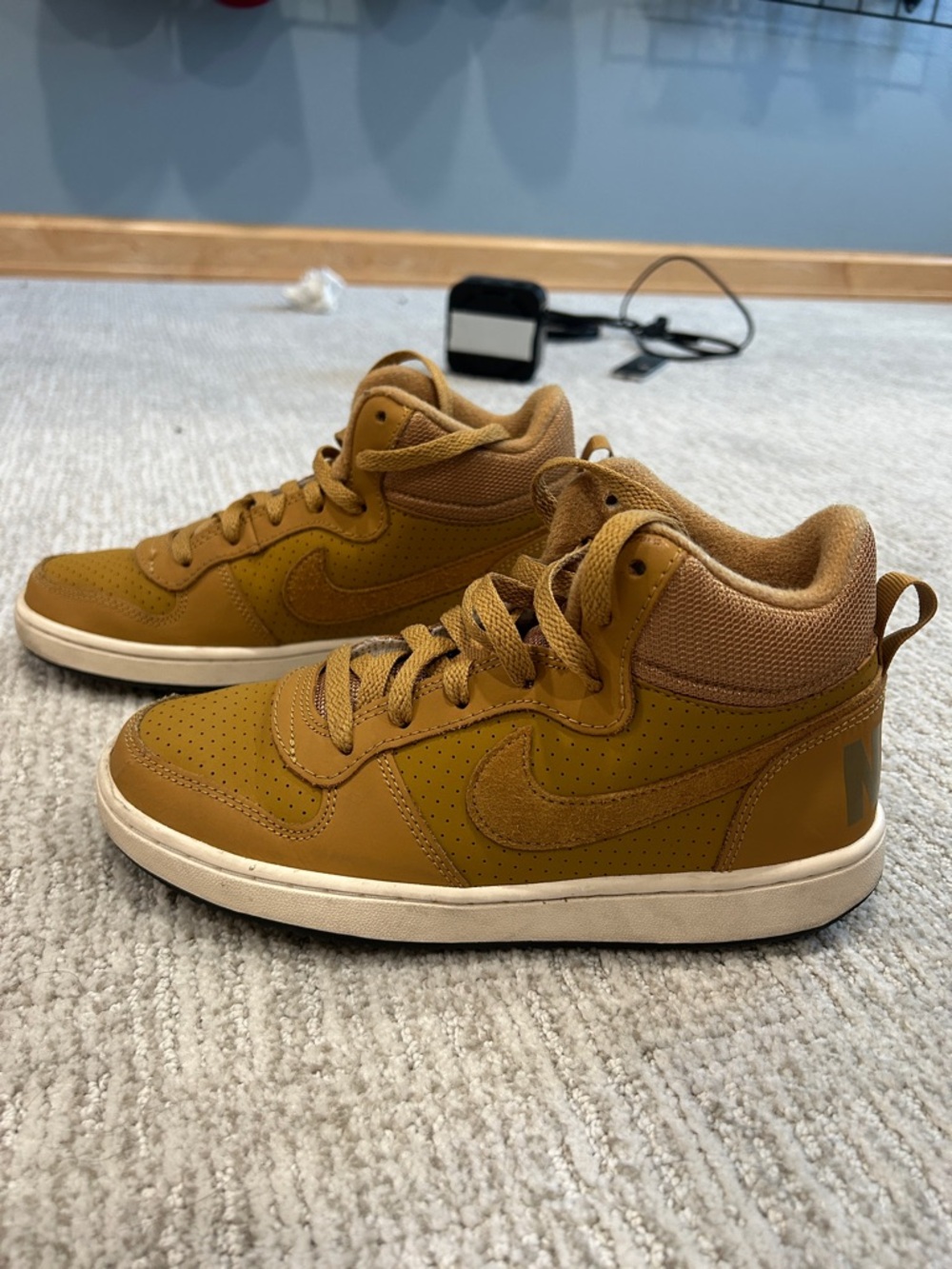 Nike Kids' Mid-Top Sneakers in Brown/Tan Size: 5 Youth